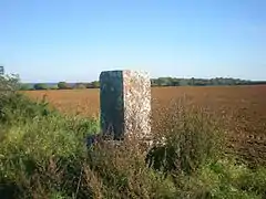 Borne au point culminant de la commune au lieu-dit du Télégraphe (162 mètres).