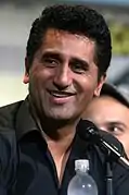 Cliff Curtis interprète Travis Manawa.