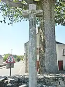 Le calvaire du XVe&nbsp;siècle au sein de l'enclos paroissial.