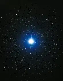 Une étoile brillante sur un fond bleu sombre.