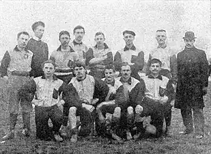 Le Club français finaliste du championnat de France 1898. Peltier est au 1er rang au centre.