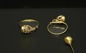 Boucles d'oreille provenant de la parure.