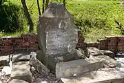 Les restes d'un mémorial construit en 1909. Il a été démoli en avril 2009.