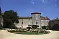 Le château près de l'église.