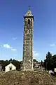 La lanterne des morts dans le cimetière.