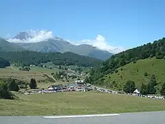 La station de Payolle et vue sur le pic du Midi de Bigorre (2 876 m).