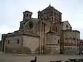 Collégiale photographiée depuis une place voisine