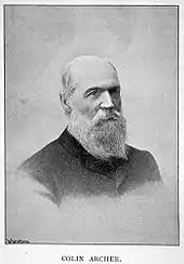  Tête et épaules d'un homme chauve, à la barbe abondante, regardant vers la droite.