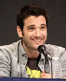 Colin Donnell interprète Dr&nbsp;Connor Rhodes.