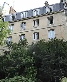 Le collège depuis l'entrée de l'église Saint-Éphrem.