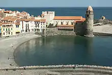 L’église Notre-Dame-des-Anges (au premier plan) et la chapelle Saint-Vincent (au second plan à droite)