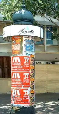 Affichage libre sur une colonne Morris à Marseille.