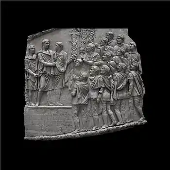 Trajan harangue ses troupes qui l'acclament imperator.