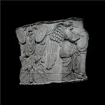 La Victoire inscrivant un écu.