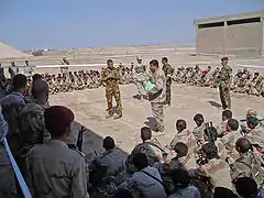 Les officiers de la 4e&nbsp;brigade, 6e&nbsp;division donnent leurs ordres avant un assaut aéromobile au sud de Bagdad en juin 2007.