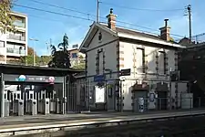 Bâtiment voyageurs de la gare haute, vue côté quais.
