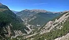 Vue sur la confluence entre l'Ubaye et l'Ubayette depuis les pentes de la rochaille. On distingue, dans la vallée, le village de la Condamine-Châtelard, et le fort de Tournoux.