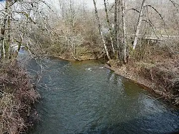 Le Dalon (sur la droite) conflue avec l'Auvézère.