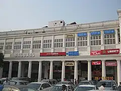 Bâtiment et magasins autour de Connaught Place.