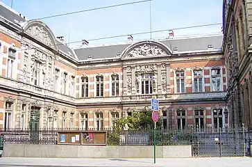 Vue d'ensemble du bâtiment depuis la rue de la Régence.