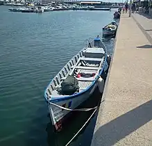 Lotca de pêche à moteur hors-bord placé inboard à Constanța.