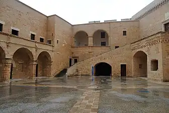 La cour intérieure.