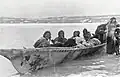 Oumiak s'apprêtant à partir pour transporter des personnes et leurs bagages (Port Epworth, 1915).