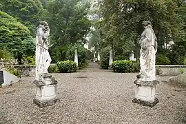 Une des allées du jardin.