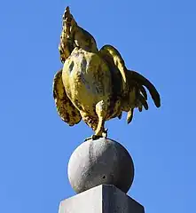 Coq en fonte surmontant un monument aux morts.