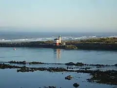 Le phare à l'embouchure de la Coquille.