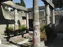 trois et deux colonnes soutenant un rectangle de poutres en pierre