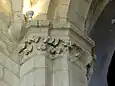 Culot et imposte avec frise à l'est de l'arcade.