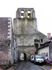 Emplacement d'un toit matérialisé par une trait de couleur sur la paroi d'une tour.