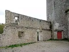 Photographie en couleurs d'un mur présentant une sorte de galerie sur toute sa longueur