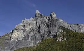 Vue des Cornes du Chamois depuis le parking du cirque du Fer-à-Cheval.