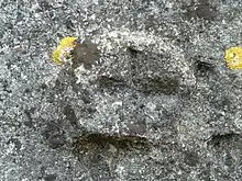Petite croix sur le mur d'enceinte.