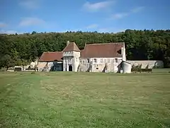 Vue générale de bâtiments fortifiés.