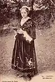 Réguiny ː jeune femme en costume traditionnel (carte postale).