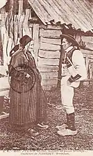 Habitants de Ploërdut en costumes traditionnels de la région vers 1910 (carte postale Armand Waron).