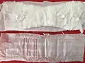 Couche-culotte, tissu non tissé en contact avec le bébé (en bas) et le rembourrage de drainage (en haut)