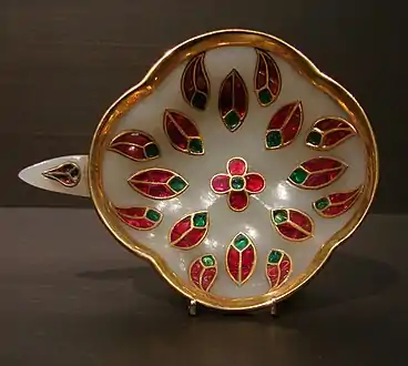 Coupe à vin. Empire moghol XVIIIe&nbsp;siècle. Jade, or, rubis, émeraudes. Donation Jean et Krishna Riboud. Inde.