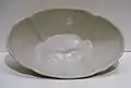 Coupe quadrilobée en grès porcelaineux à décor imprimé. Chine du Nord, IXe&nbsp;siècle, musée Guimet.