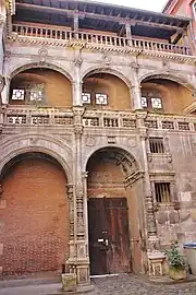 Bernuy : la galerie au-dessus du portail.