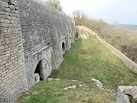Cour des 4 abris de l'ouvrage no&nbsp;1.