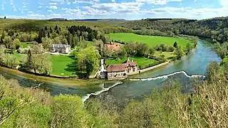 Vue générale du château et ses dépendances.