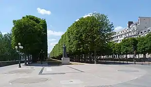 Monument en hommage à Komitas inauguré en 2003 au bout du cours la Reine, à Paris.