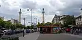 Vue sur les colonnes de la barrière du Trône et sur l'avenue du Trône, depuis le cours de Vincennes.