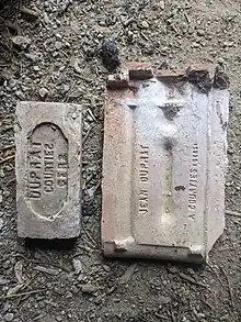 Brique et tuile embossées avec respectivement «&nbsp;Dupart Courties Gers&nbsp;» et «&nbsp;Jean Dupart A Courties (Gers)&nbsp;»