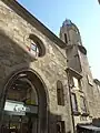 De droite à gauche : tour de la chapelle, immeuble d'habitation (copropriété) et magasin derrière l'ancien portail de l'église du couvent