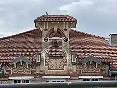 Fronton décoratif de la crèche de l'hôpital de Ville-Évrard.